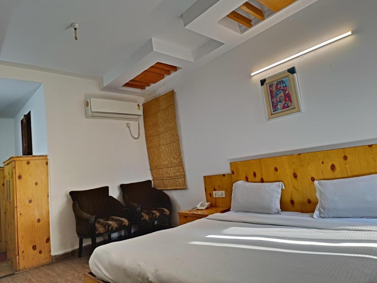 Hotel Tjs Grand Delhi  Exterior photo