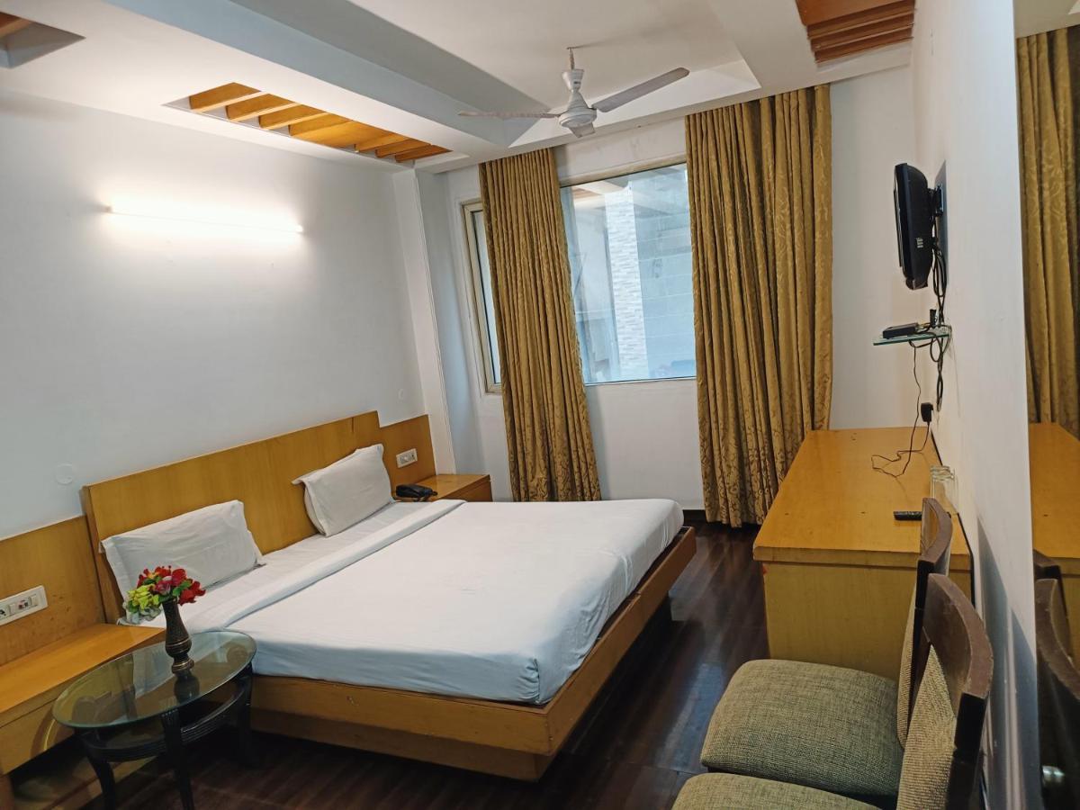Hotel Tjs Grand Delhi  Exterior photo