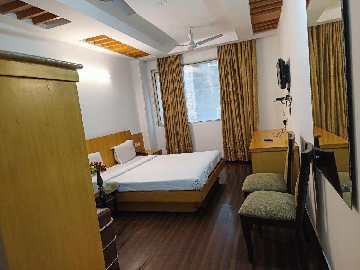Hotel Tjs Grand Delhi  Exterior photo