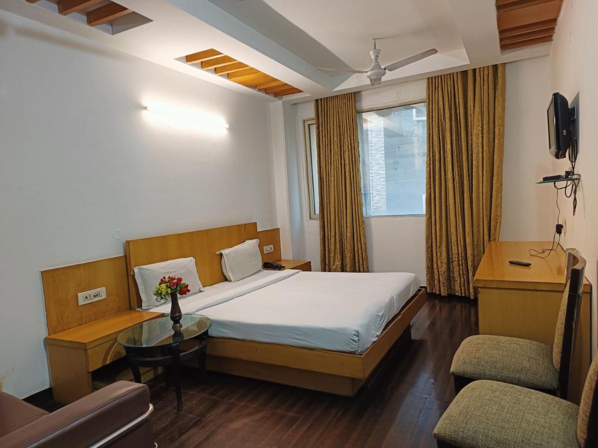 Hotel Tjs Grand Delhi  Exterior photo
