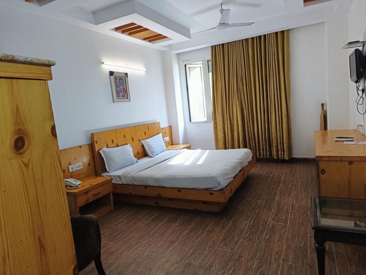 Hotel Tjs Grand Delhi  Exterior photo