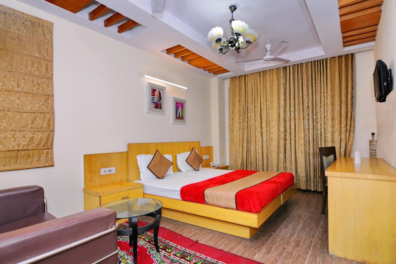 Hotel Tjs Grand Delhi  Exterior photo